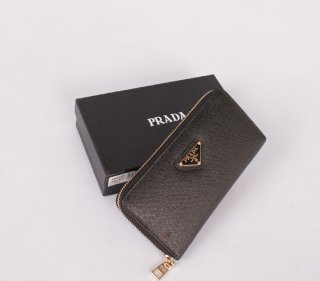 Prada PR191302 Black Wallet